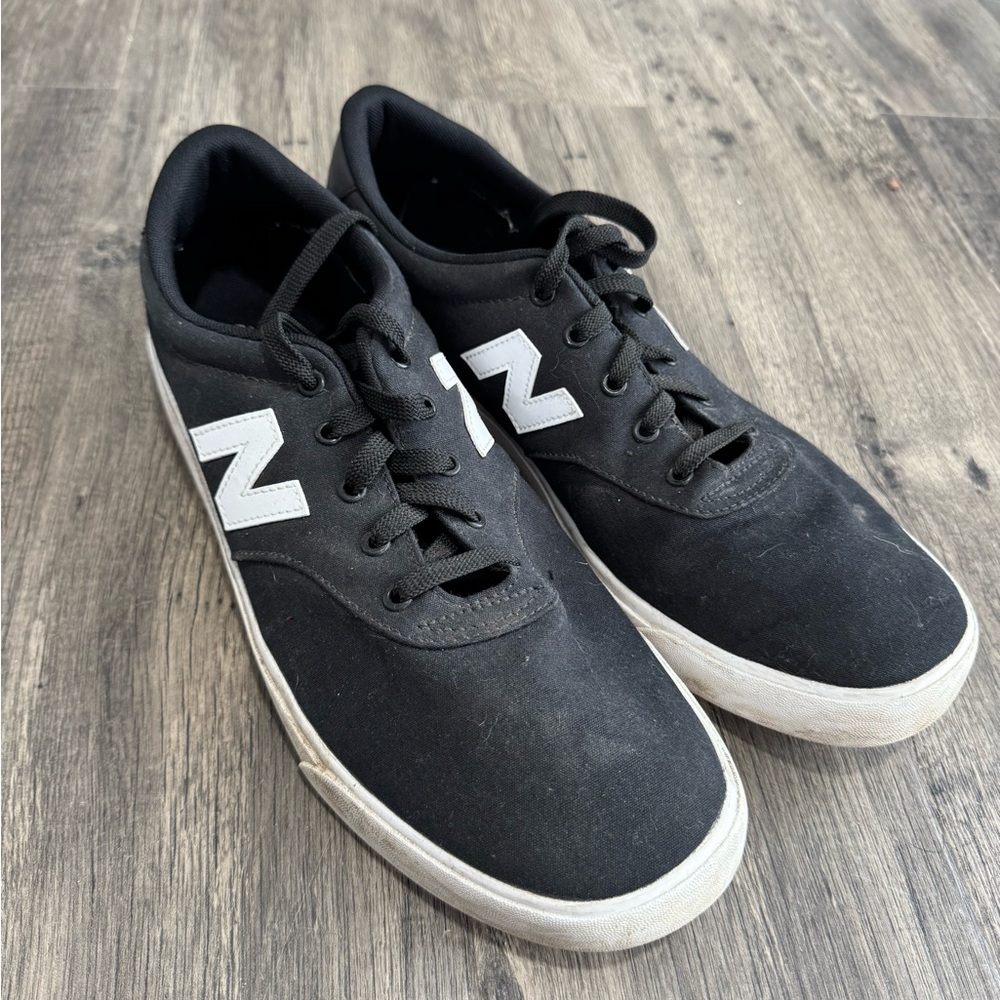 New Balance Men's Black and White Sneakers